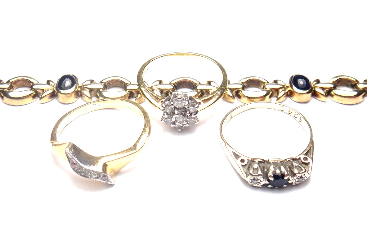 An 18ct gold and diamond set seven stone cluster ring, claw set with circular cut diamonds, a gold