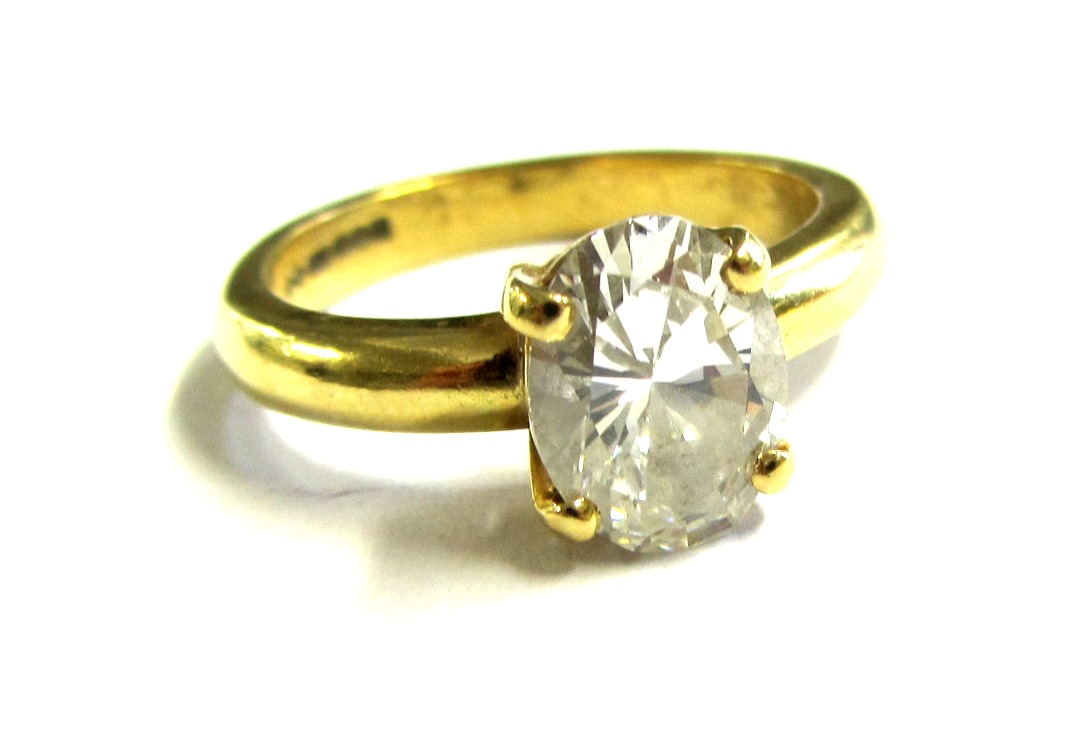 An 18ct gold and diamond set single stone ring, claw set, with an oval cut diamond, estimated weight