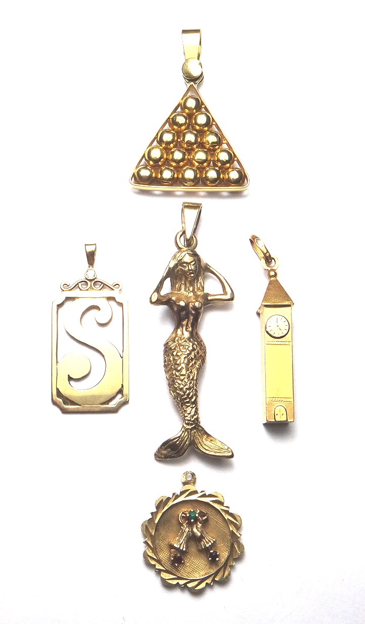 A gold pendant, designed as a frame of snooker red balls, an 18ct gold pendant, designed as a
