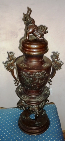 A bronze Chinese incense burner est: £150-£250 (A1)