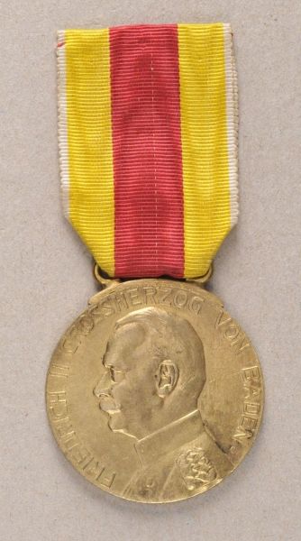 Baden  Great golden medal, Friedrich II. (1908-1918).  Gilded, on sewed ribbon.  Condition: II