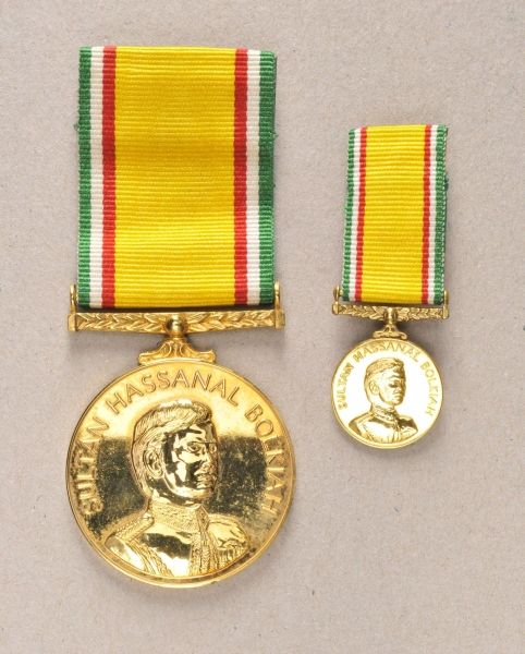 new entryBrunei  Medal of independence, in case.  Non-ferrous metal gilded; on ribbon; with suitable