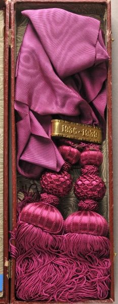 Spain  Commemorative sash to the civil war 1936-1939, for officers, in a case.  Gilded ribbon with