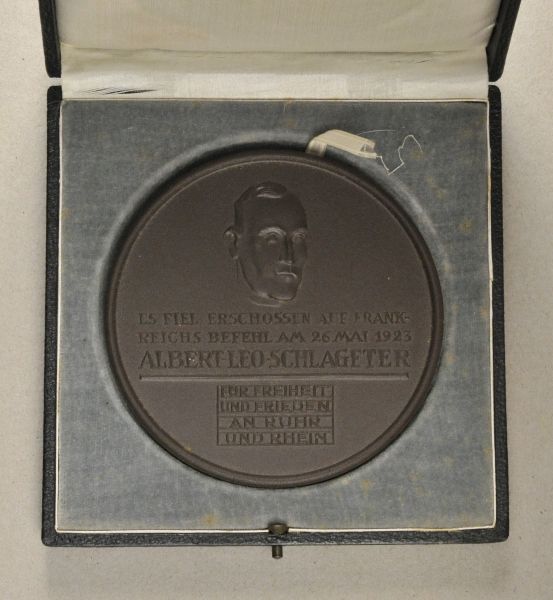 Freikorps  Medal on Albert Leo Schlageter, in box.  China, Avers: Portrait with circumscription;