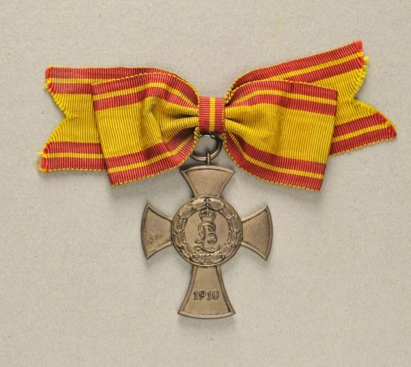 Lippe-Detmold  Bertha-Order, Womens Merit Cross.  Dark bronze, on wire-loop, on ready to wear womens