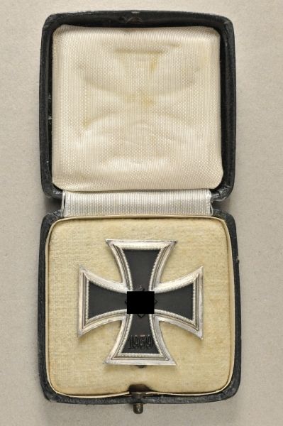 Germany (1933-1945)  Iron Cross, 1939, 1.class, in box.  Blackened iron core, silver frame, on