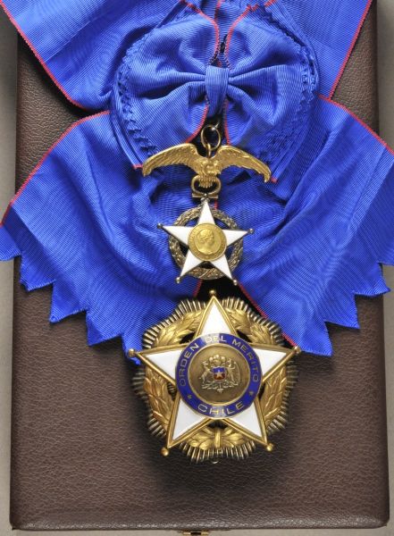 Chile  Merit Medal / Merit Order, 5. model (since 1939), 1. class set, in box.  1.) Badge: Silver