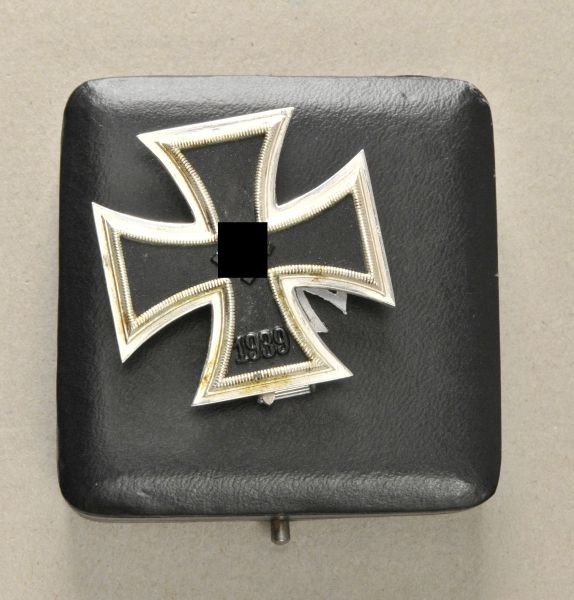 Germany (1933-1945)  Iron Cross, 1939, 1. class - round 3 - in box.  Blackened iron core, silver