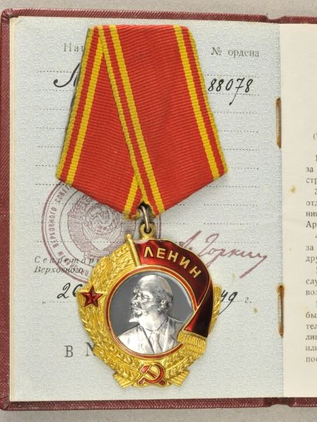 Russia  Lenin Order, 5. model, 1. type, with booklet.  Gold, partially enamelled, the head of