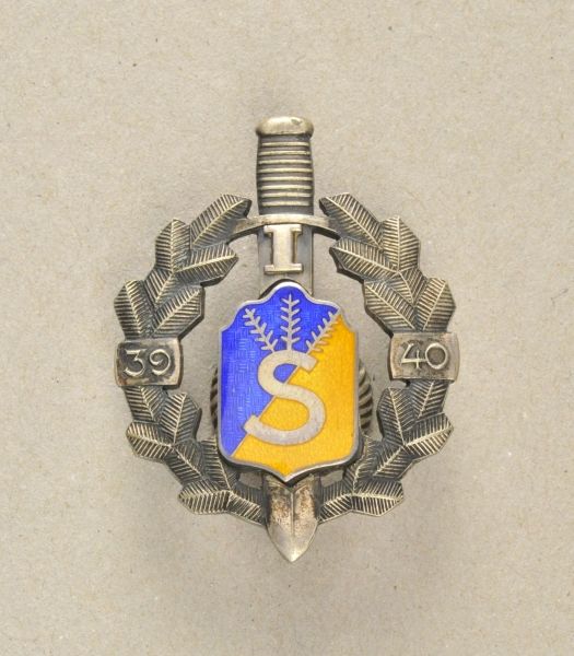 Finland  Partisan-Badge.  Silver, open worked, the riveted device enamelled, on screwback. 45 x 34