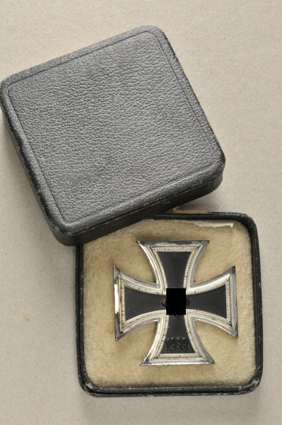 Germany (1933-1945)  Iron Cross, 1939, 1. class, in box.  Blackened iron core, silvered frame, on