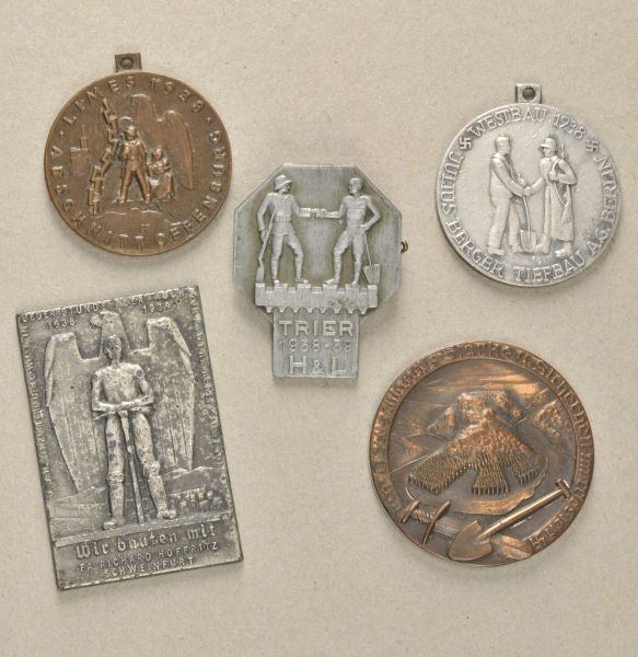 Germany (1933-1945)  Lot of 5 Westwall medals.  Various.  Condition: II    Starting price: 200
