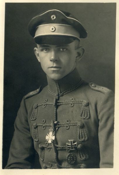 Photo Album  Germany, World War 1., Leutnant in a Husars-Regiment.  Portrait in uniform, with