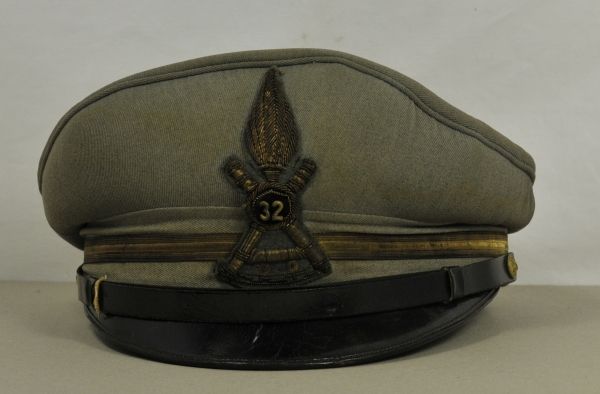 Italy  Visor, M34, for a Leutnant of Tank-Regiment 32.  Stone-grey fabric, golden cord on the