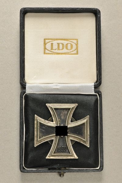 Germany (1933-1945)  Iron Cross, 1939, 1. class, in box.  Blackened iron core, silvered frame,