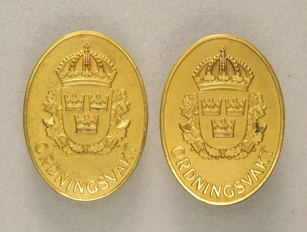 Sweden  Lot of 2 Police-Service Badge.  1.) Kalmar Lön, 24; 2.) Polisdistrikt Lidingö, 49; each on