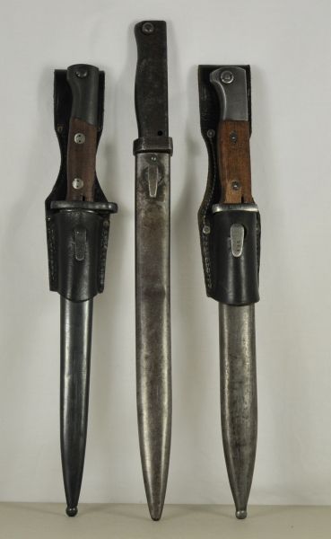 Army  Lot of 3 bajonetts.  Each with scabbard; two hanger.  Condition: II    Starting price: 80