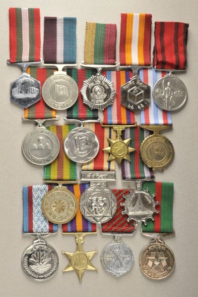 Bangladesch  Collection of 16 awards.  Various, all on ribbons, partially seldom decorations.