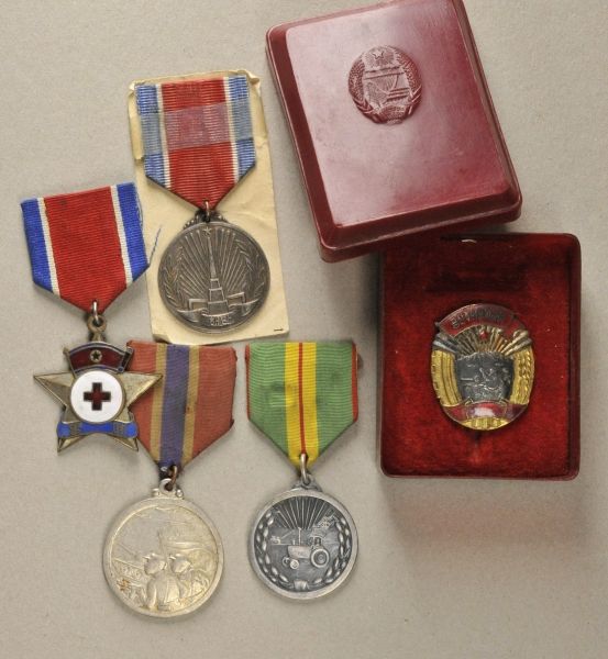 Corea  Lot of 5 decorations.  Various, mostly on ribbon; also one award box.  Condition: II