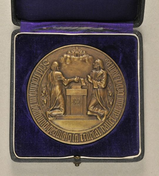 Weimar Republic  Free state of Prussia, Medal on the Golden Wedding Jubilee, in box.  Bronce; in