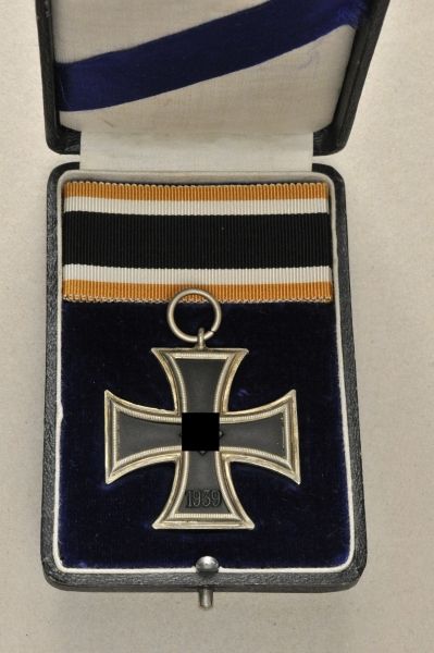 Germany (1933-1945)  Iron Cross, 1939, 2. class, Schinkel-form, in box.  Blackened iron core, silver