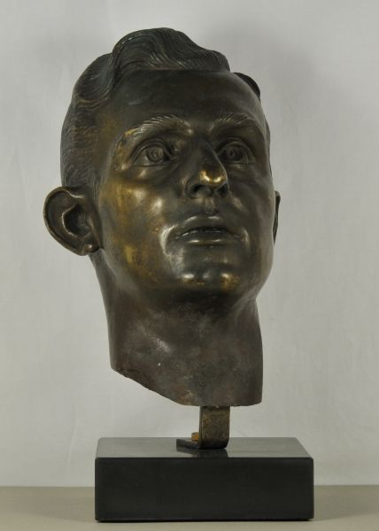 Organizations  Horst Wessel bronce head.  Bronce, marked in the neck F. Velotti 1944 ITALY, on black