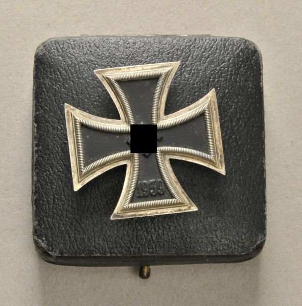 Germany (1933-1945)  Iron Cross, 1939, 1. class, in box.  Blackened iron core, silver frame,