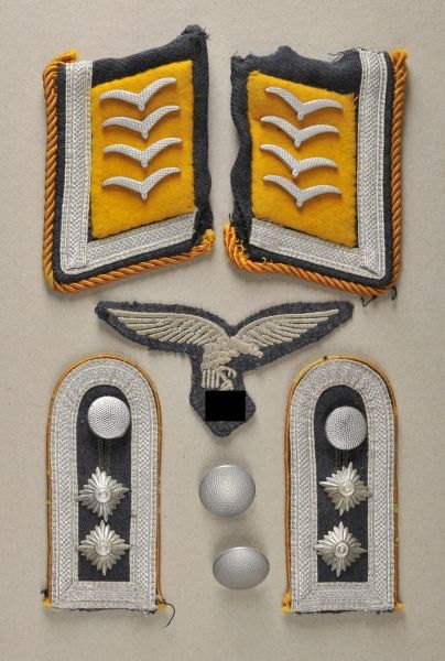 Air Force  Set insignias for an Oberfeldwebel of the Luftwaffe.  1.) set shoulderboards; 2.) set