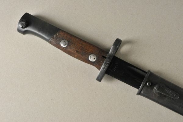 Russia  Tokarew-bajonett.  Blanc blade, blackened, hallmarked among others 44, wooden grip, cross