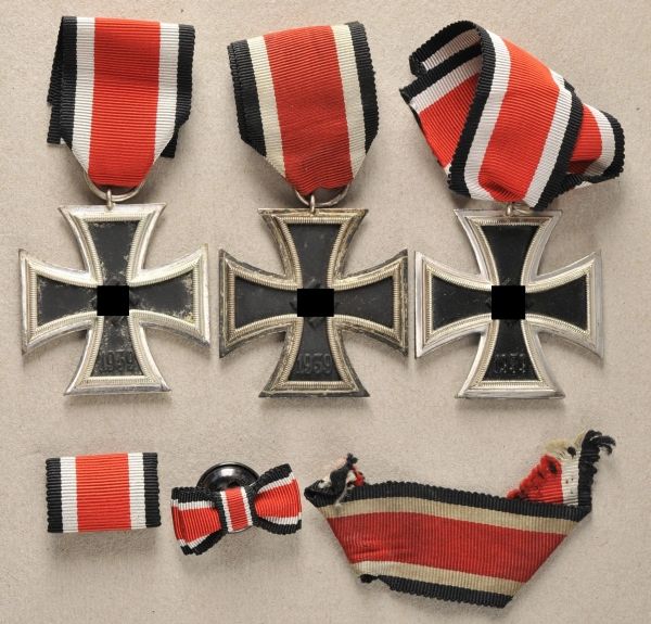 Germany (1933-1945)  Lot of 3 Iron Crosses, 1939, 2. class.  Various, among them L/11 hallmarked.