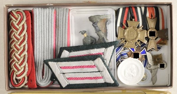 Army  Estade of insiginas and decorations.  Various, among them 2 place medalbar and set of tank