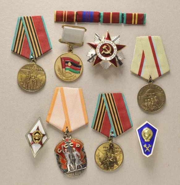 Sovjet Union  Lot of 8 decorations.  Various, some enamelled.  Condition: II    Starting price: 40