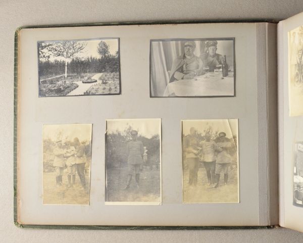 Photo Album  Photoalbum, World War 1, France campaign of an officer.  Colored cover, 212 photos,