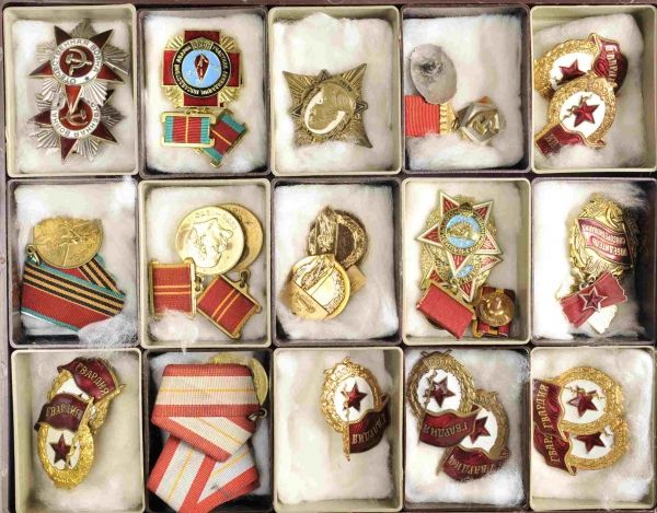 Sovjet Union  Lot badges.  Various, 3 boxes.  Condition: II    Starting price: 50    Sowjetunion