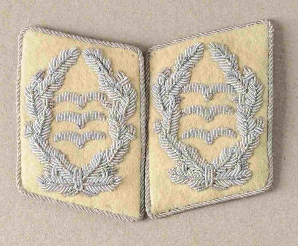 Air Force  Pair collar tabs for an Oberst i.G.  Nice set.  Condition: II    Starting price: 80