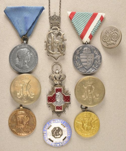 Lots  Lot of 10 decorations.  Various, among them Austria, Hungary and Rumania.  Condition: II