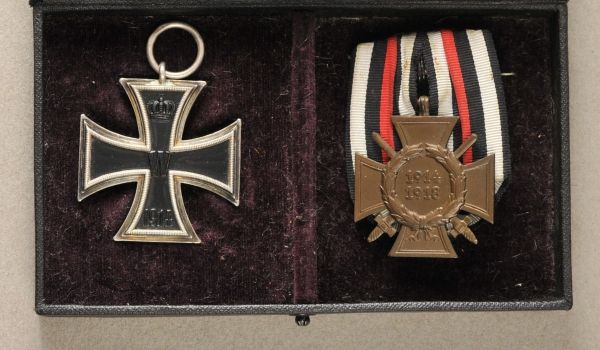 Prussia  Decoration box.  1.) Iron Cross, 1914, 2. class, CD 800 in the ring hallmarked; 2.)