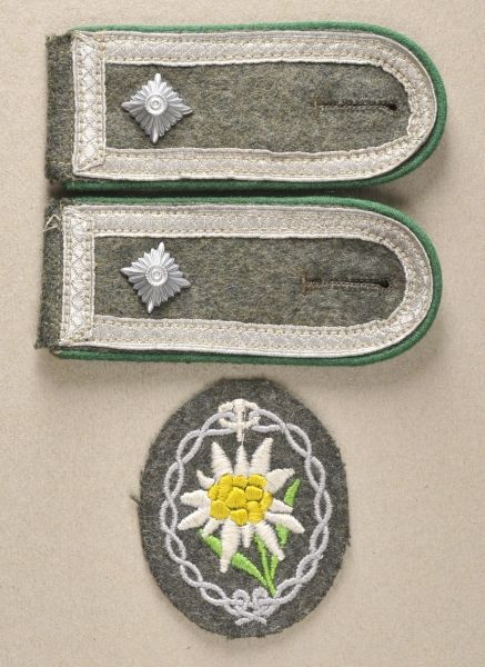 Army  Set insignias of an Feldwebel of the Gebirgsjäger.  Pair shoulderboards with flap and sleeve