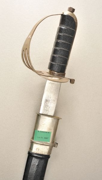 India  Indian saber.  Etched blade, in scabbard.  Condition: II-    Starting price: 10    Indien