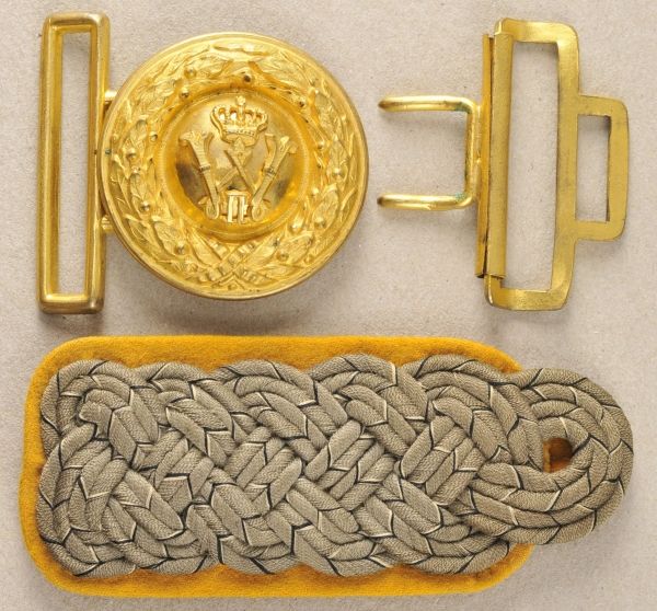 Prussia  Officers lot.  1.) Belt buckle, with catch; 2.) Shoulderboard of a Guards Major.