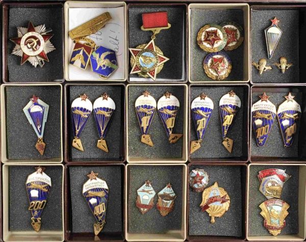 Sovjet Union  Lot badges.  Various, 2 boxes.  Condition: II    Starting price: 50    Sowjetunion