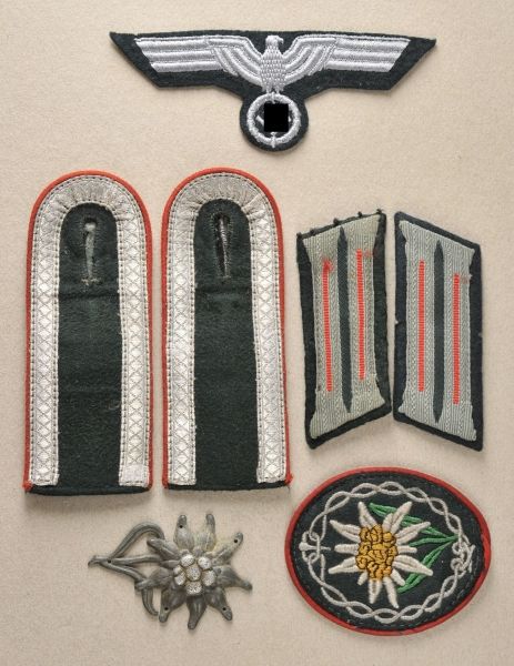 Army  Set insignias of an NCO of the mountain artillery.  Pair collar tabs and shoulder boards, with