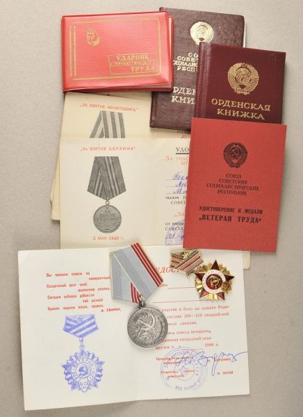 Sovjet Union  Lot of 14 booklets.  Various, some with badges.  Condition: II    Starting price: 50