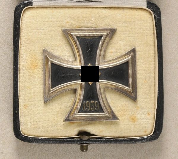 Germany (1933-1945)  Iron Cross, 1939, 1. class, in box.  Bronce core blackened, silvered frame, pin