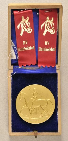Weimar Republic  Horseback rider estade.  Golden medal; two ribbons "RV Hainholzhof"; in wodden box.