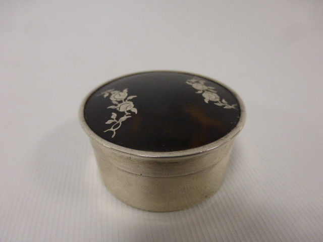 Silver and inlaid tortoiseshell trinket box, hallmarked London 1917, 4.4cms in diameter