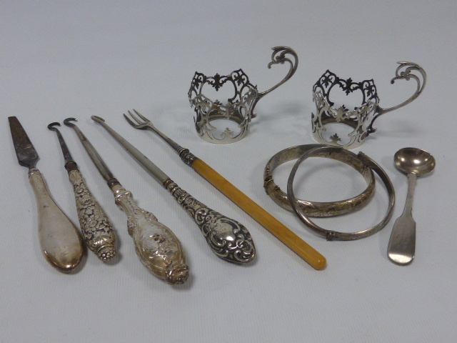 A collection of silver items to include a pair of pierced cup sleeves, hallmarked London 1915, three