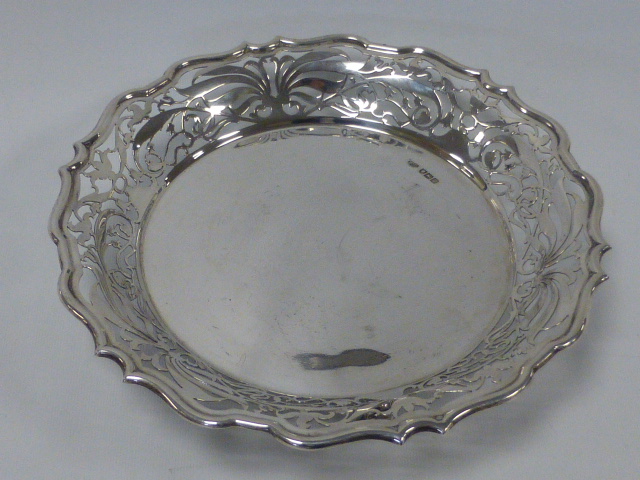 Silver Goldsmiths & Silversmiths bowl with pierced Art Nouveau floral and foliate decoration and pie