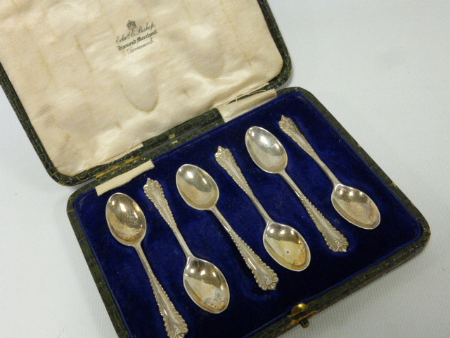 A Edwardian cased set of six silver teaspoons hallmarked London 1909 by George Jackson & David
