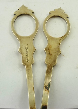 A SELECTION OF SILVER ITEMS to include a pair of Kings pattern Victorian TONGS, London 1871. A - Image 5 of 6